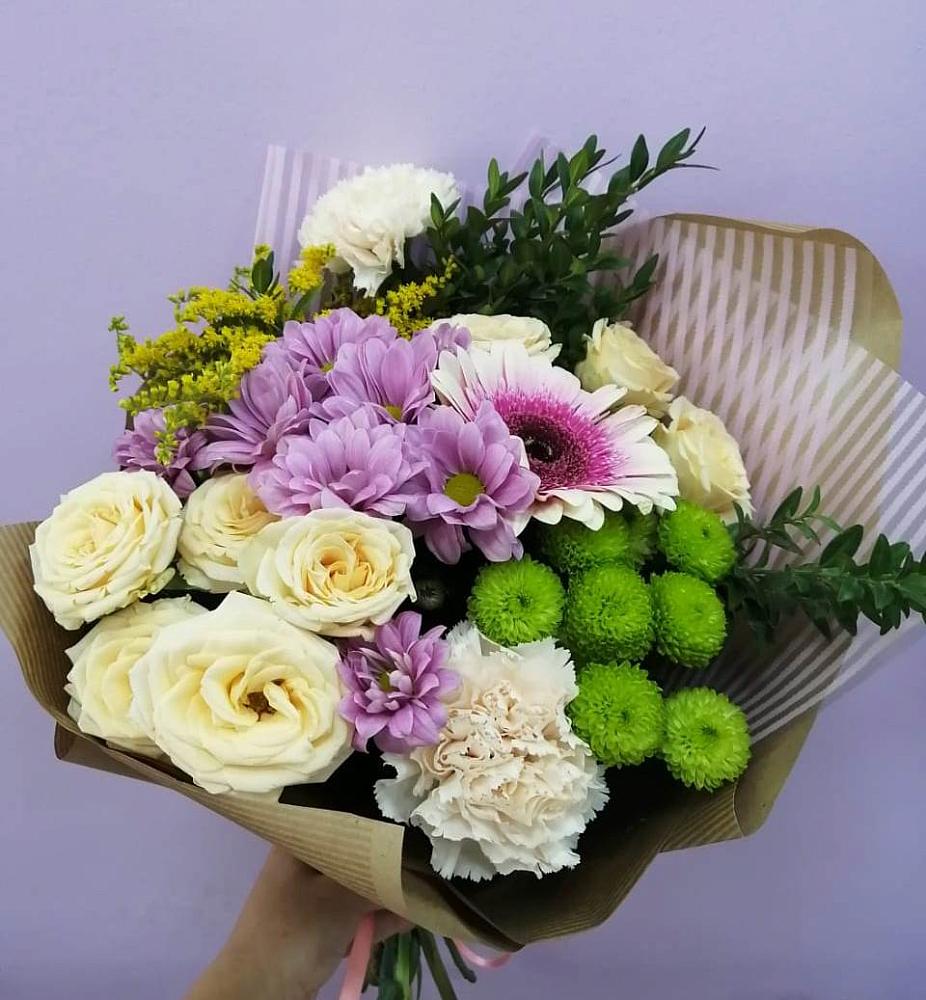 Букет цветов из: Хризантемы, Розы, Гвоздики и Герберы в Васильевском Моху