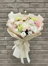 Букет цветов из:  Гвоздики, Розы, Лизиантусы и Хризантемы в Васильевском Моху