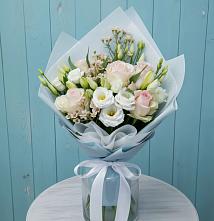Букет цветов из:  Розы и Лизиантусы в Васильевском Моху