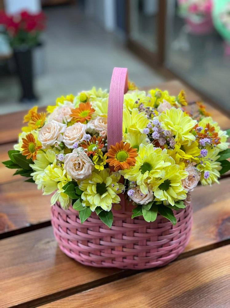 Цветочная композиция из Хризантемы и Розы в корзине в Васильевском Моху