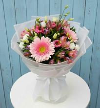 Букет цветов из:  Герберы, Альстромерии и Лизиантусы #REPLACE_PRED# Васильевском Моху