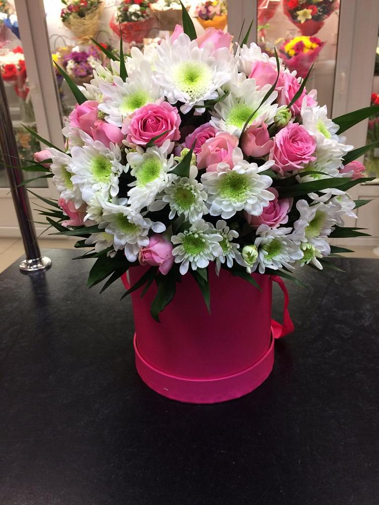 Цветочная композиция из Розы и Хризантемы в шляпной коробке в Васильевском Моху