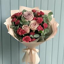 Букет цветов из:  Гвоздики и Розы в Васильевском Моху