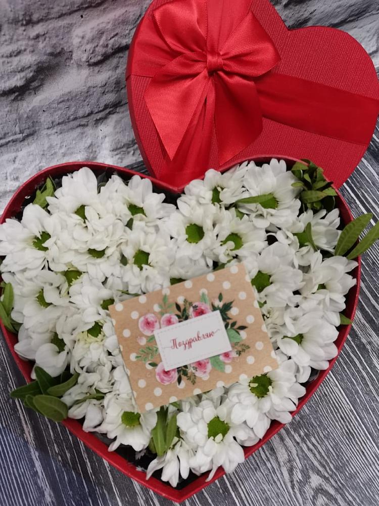 Цветочная композиция из Хризантемы в виде сердца в Васильевском Моху