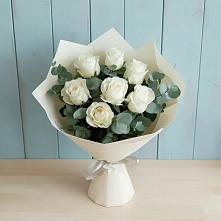 Букет Белые розы в Эвкалипте в Васильевском Моху