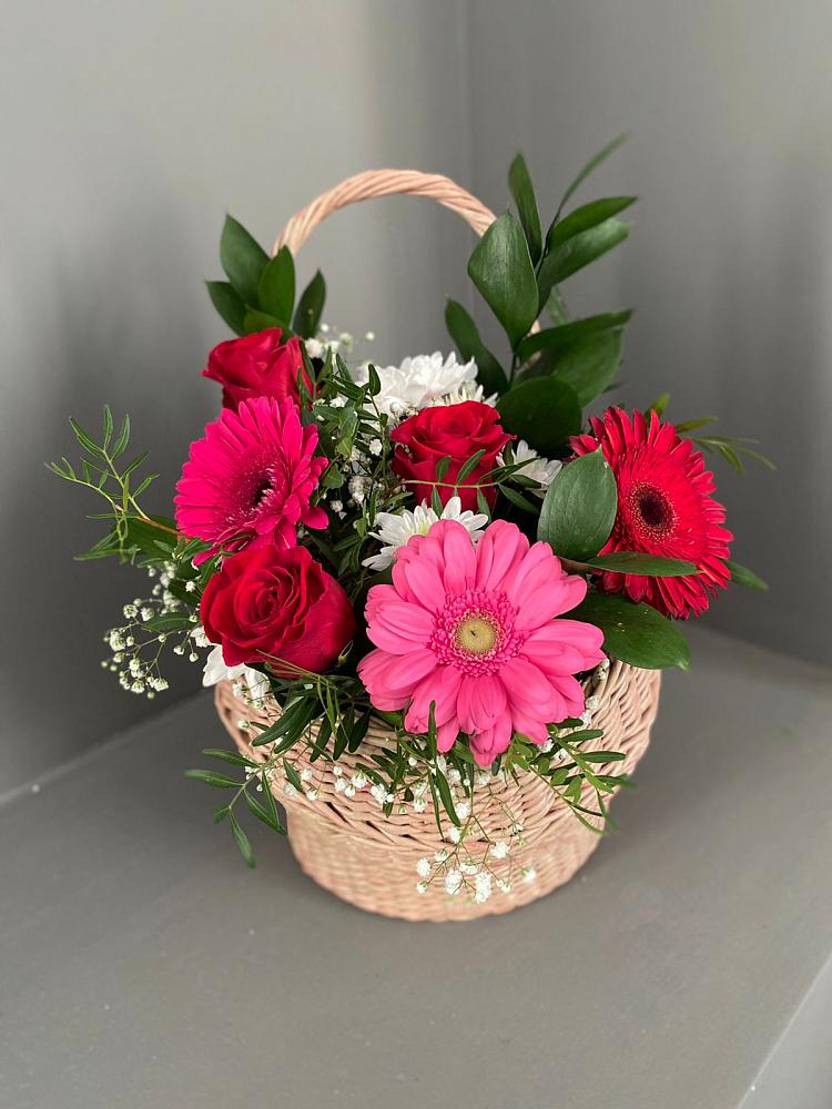 Цветочная композиция из Розы, Хризантемы и Герберы в корзине в Васильевском Моху