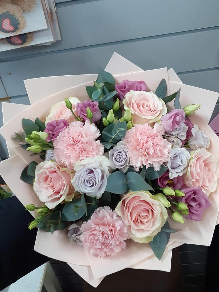 Букет цветов из: Розы, Гвоздики и Лизиантусы в Васильевском Моху