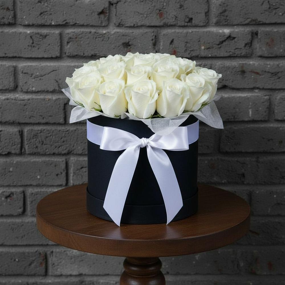 Цветочная композиция из Розы в шляпной коробке в Васильевском Моху