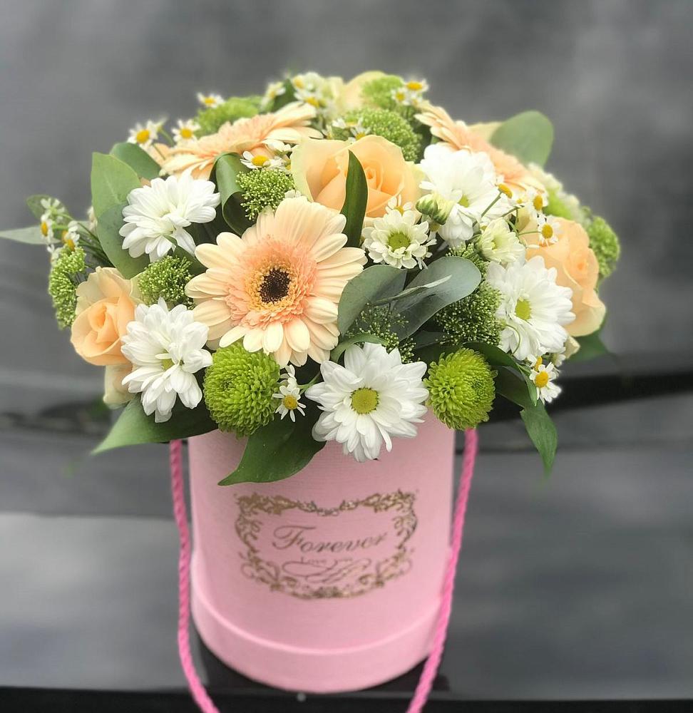 Цветочная композиция из Розы, Герберы и Хризантемы в шляпной коробке в Васильевском Моху