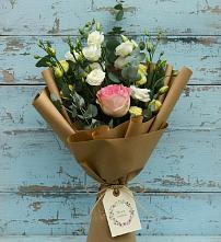 Букет цветов из:  Розы и Лизиантусы в Васильевском Моху