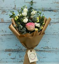 Букет цветов из:  Розы и Лизиантусы в Васильевском Моху