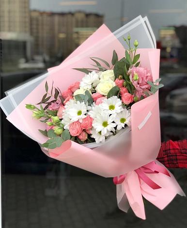 Букет цветов из: Розы, Лизиантусы и Хризантемы в Васильевском Моху