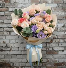 Букет цветов из:  Розы, Лизиантусы и Гвоздики в Васильевском Моху