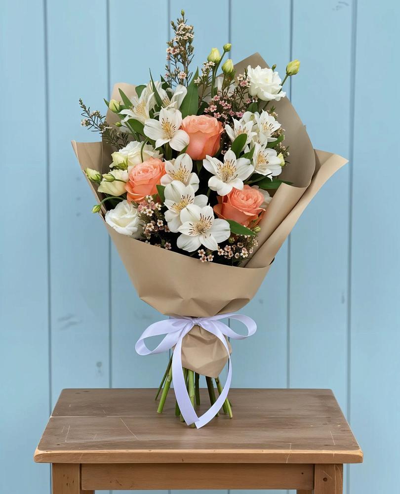 Букет цветов из: Альстромерии, Лизиантусы, Розы и Хризантемы в Васильевском Моху