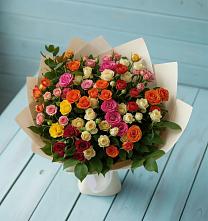 Букет Микс из разноцветных кустовых роз в Васильевском Моху