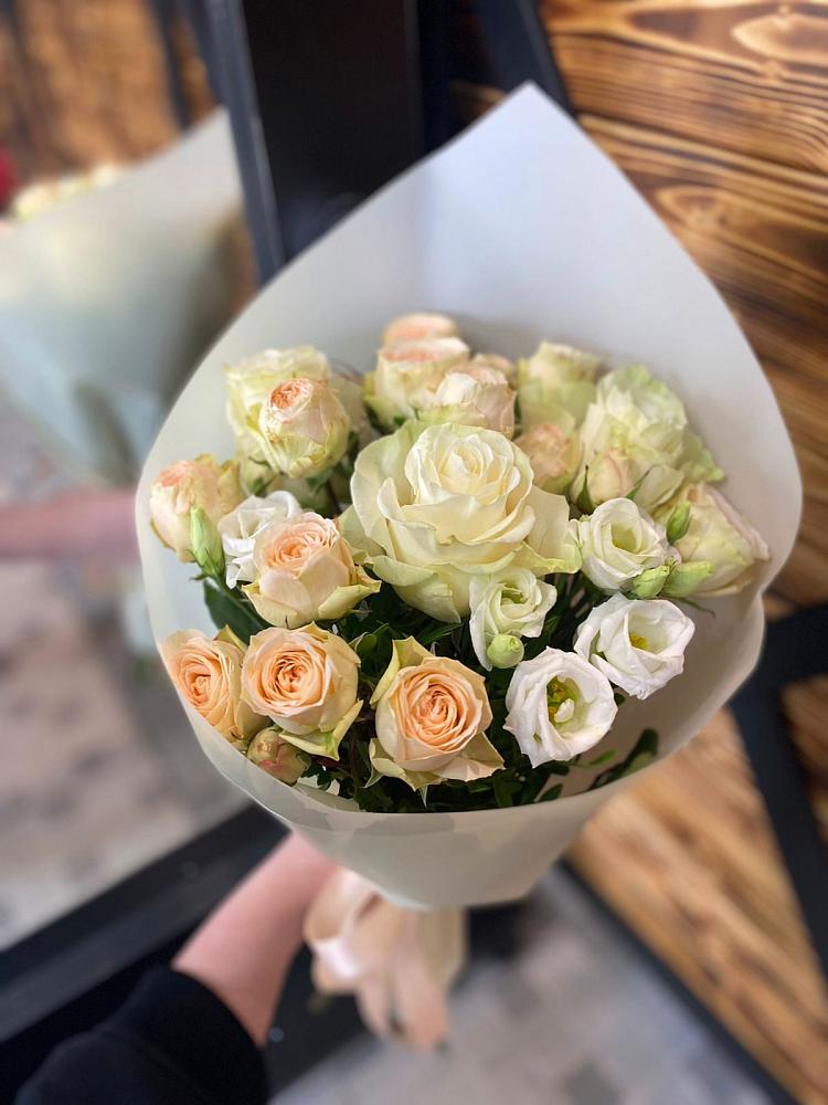 Букет цветов из: Розы и Лизиантусы в Васильевском Моху