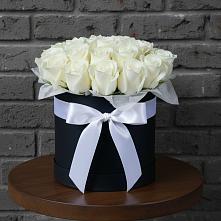 Цветочная композиция из Розы в шляпной коробке в Васильевском Моху