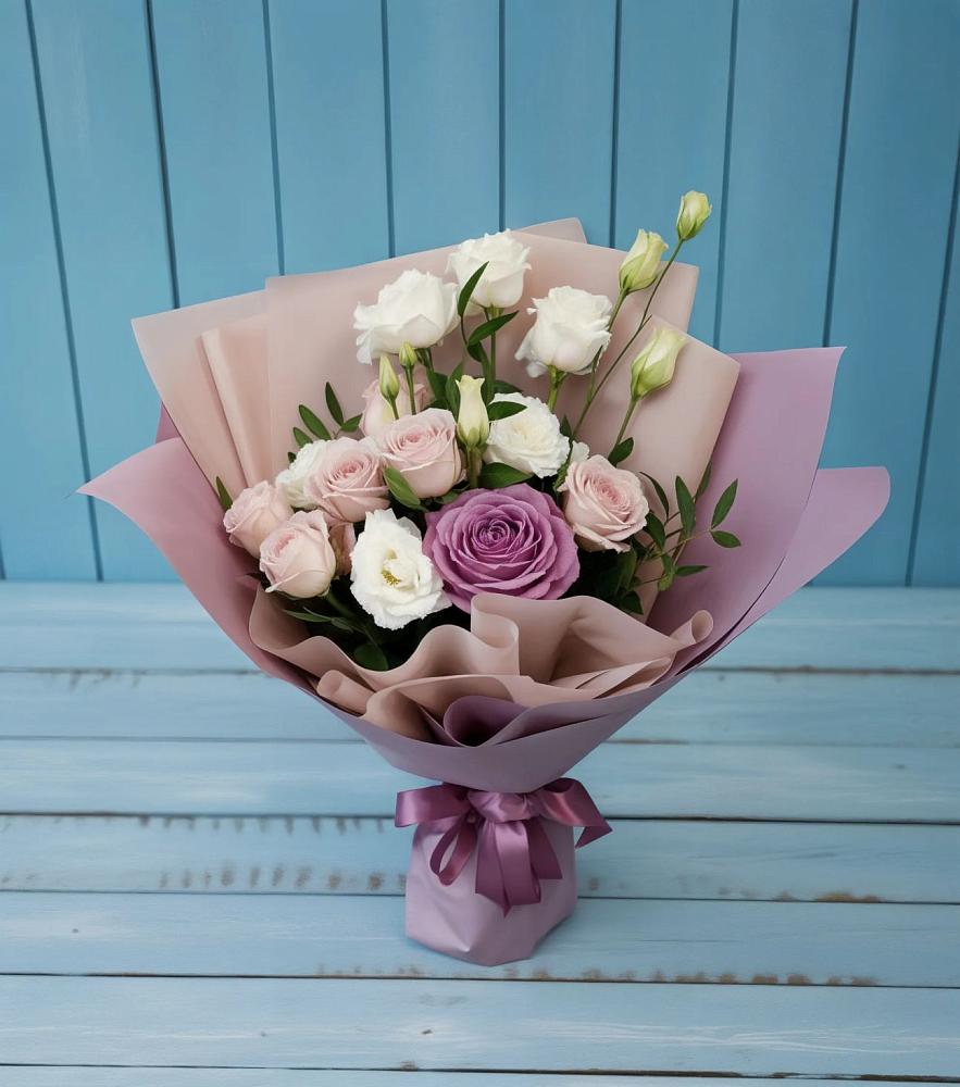 Букет цветов из: Розы и Лизиантусы в Васильевском Моху